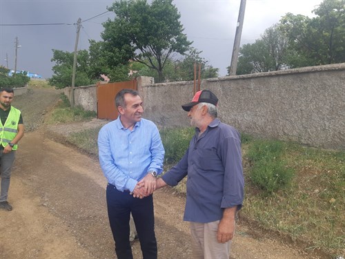 Başkanımız Ahmet Buran Yeniyapanşehli Mahallemizi ziyarette bulunurak devam eden asfalt çalışmalarını yerinde inceledi